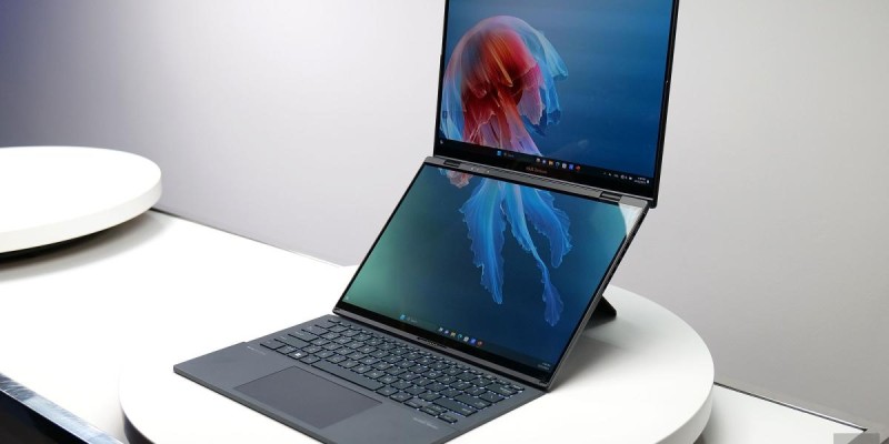 "ASUS ZenBook Duo: إضافة الأناقة والأداء القوي إلى عالم الحواسيب المحمولة"